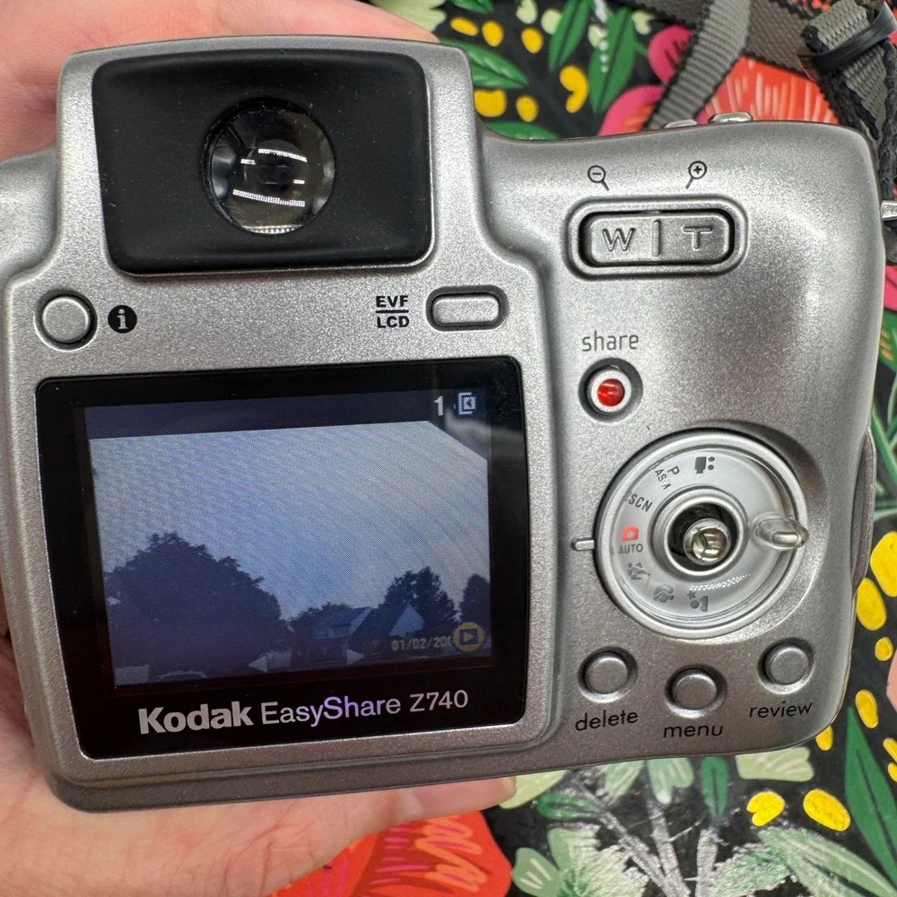 Kodak EasyShare Z740 Digital Camera Silver 5.0MP 10x Optical Zoom with 256MB SD